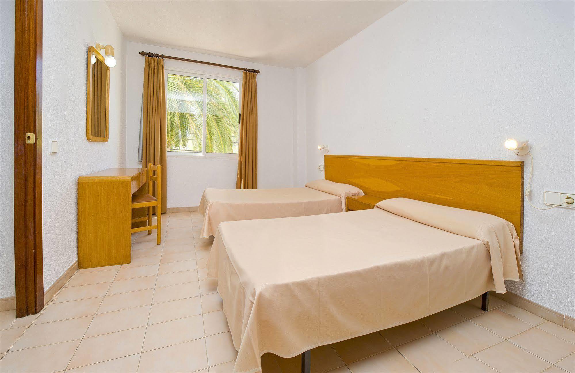 Apartamentos Cala Llonga Exterior foto