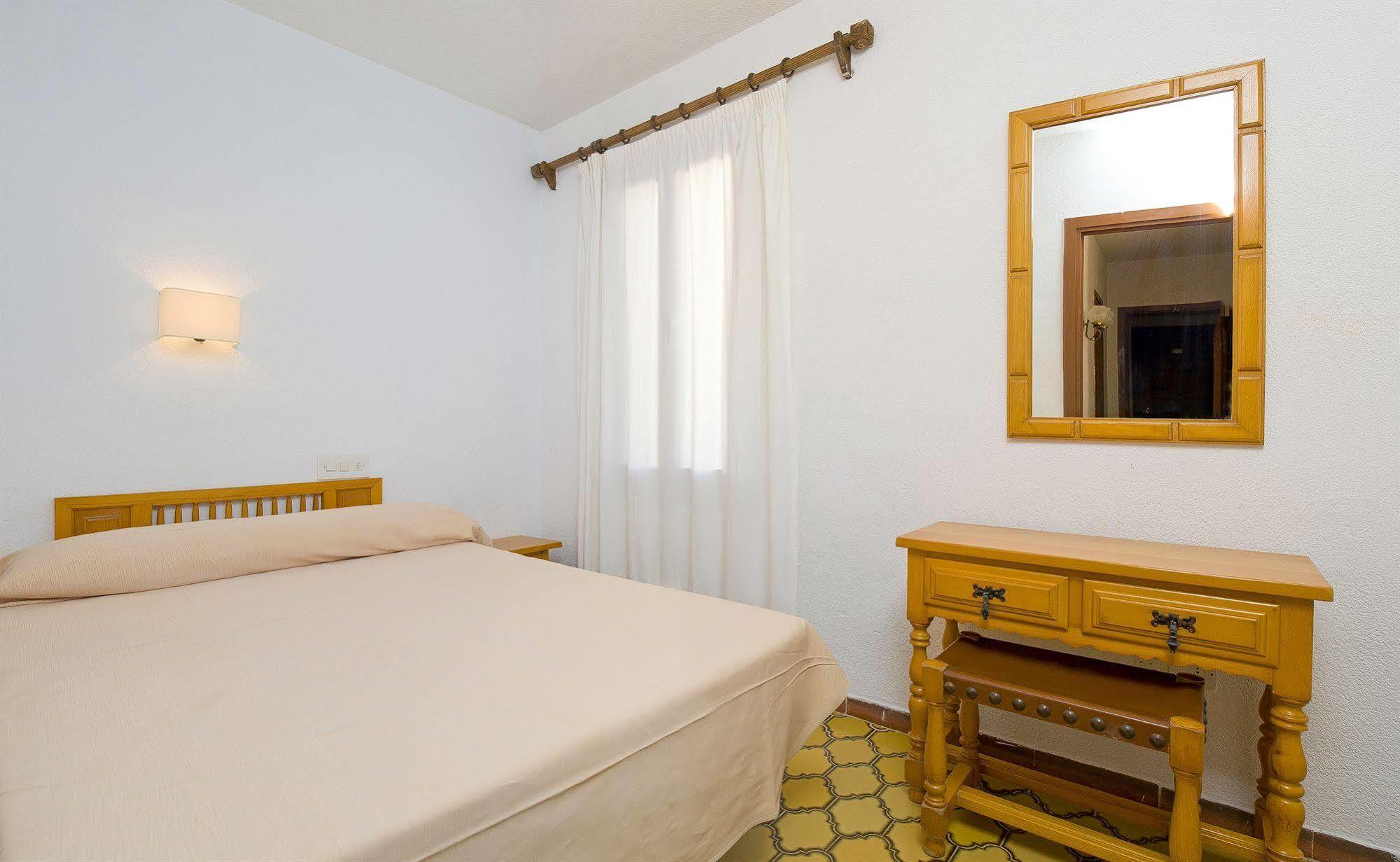 Apartamentos Cala Llonga Exterior foto